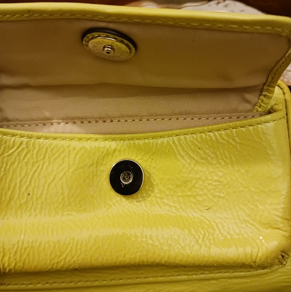 👛👜Coach wristlet - chartreuse in color  7 Parts Wallet,Patent Leather,Gift.🎁 - Picture 3 of 16